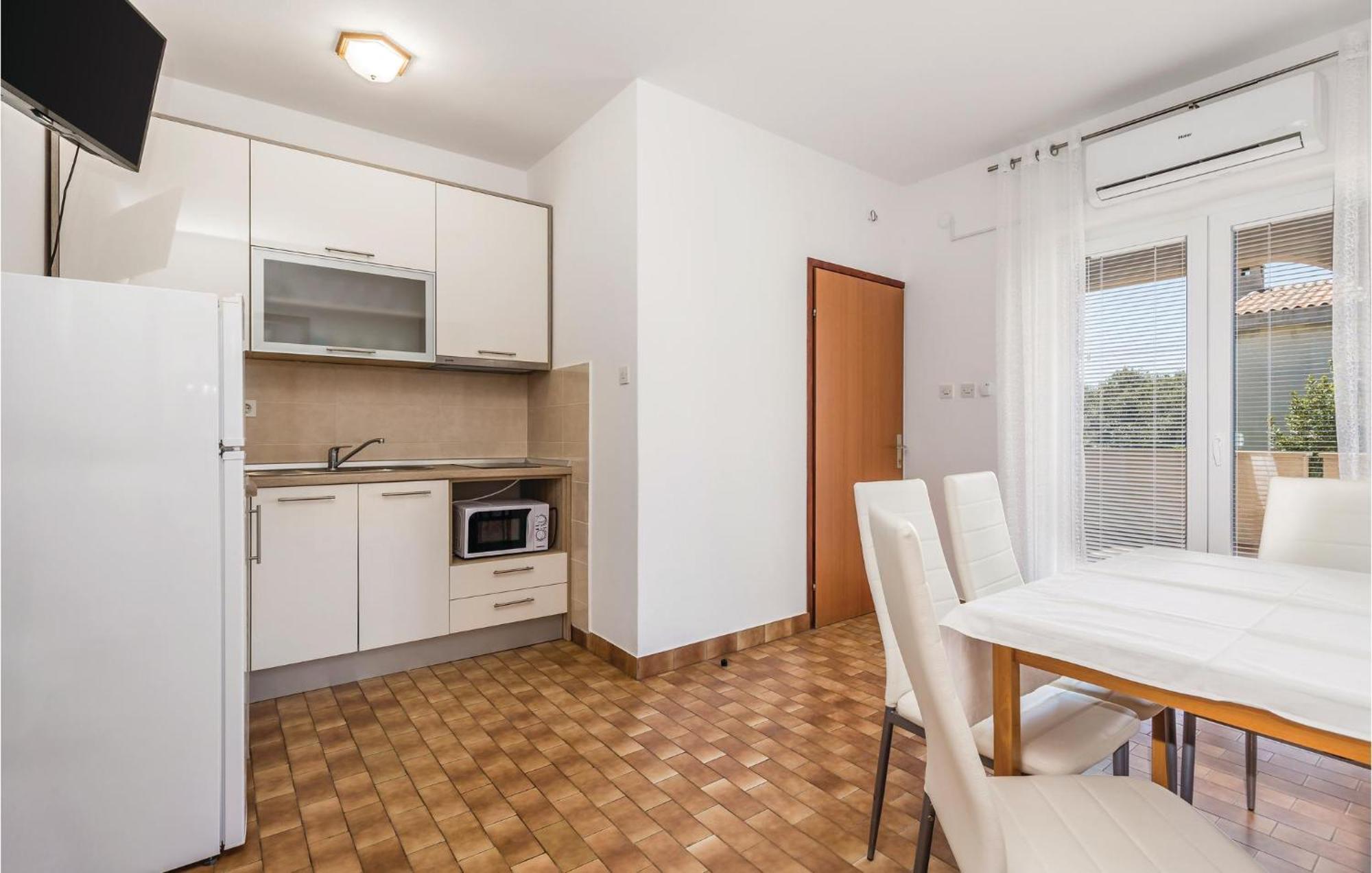 Lovely Apartment In Mandre With Wifi Экстерьер фото