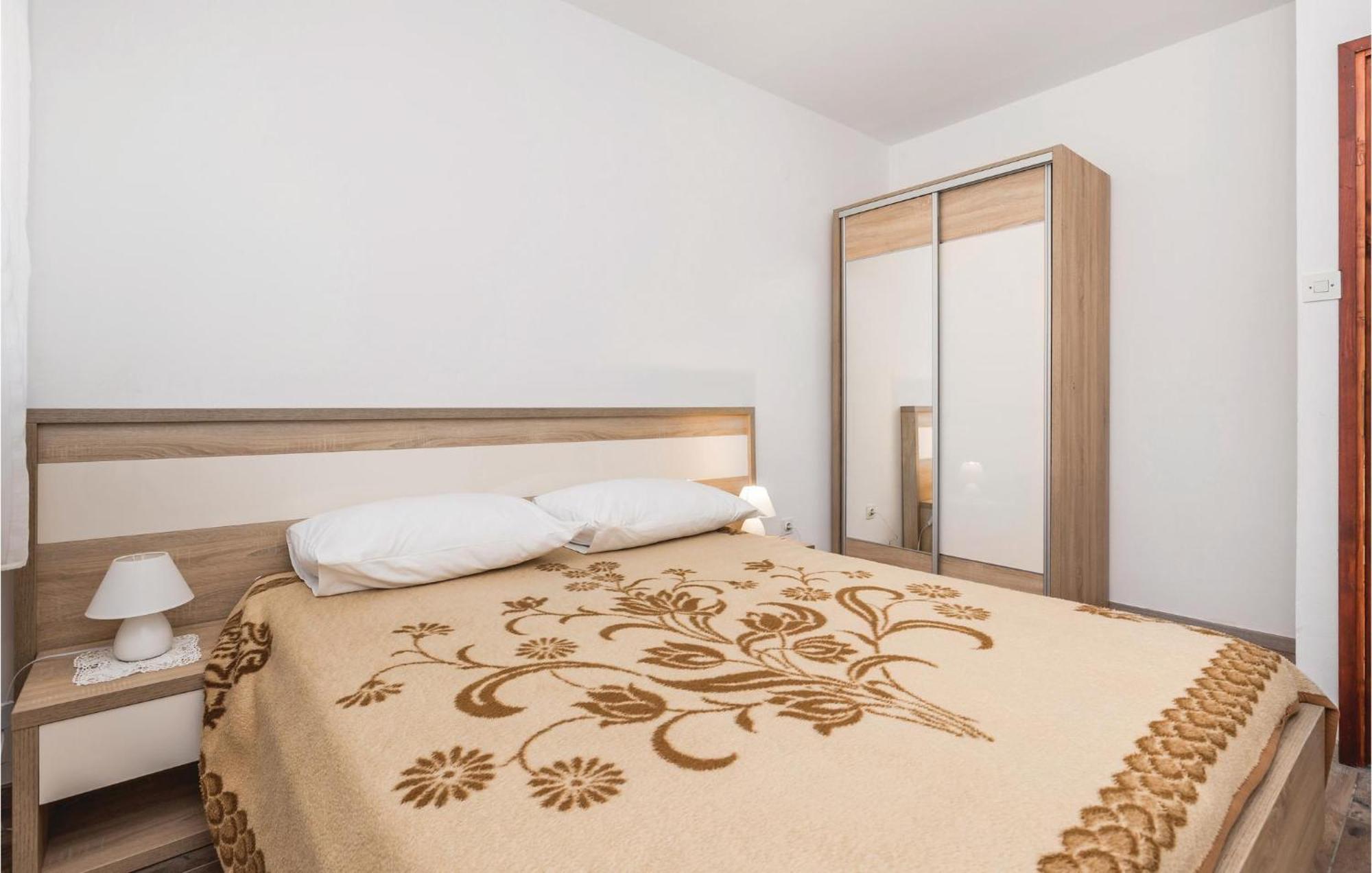 Lovely Apartment In Mandre With Wifi Экстерьер фото