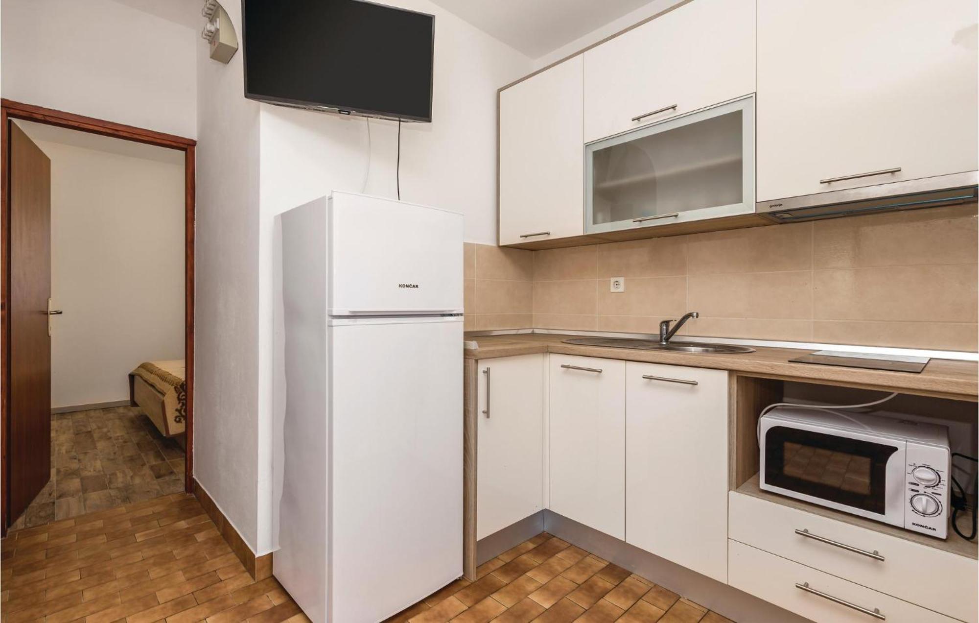 Lovely Apartment In Mandre With Wifi Экстерьер фото